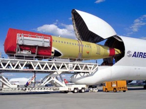 Der Airbus Beluga bekommt ein anderes Flugzeug in den "Bauch" geschoben