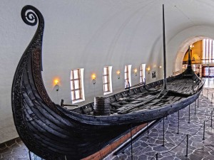 Wikingerschiff in einem Museum in Oslo