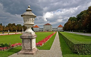 Schloss_Nymphenburg_-_Blick_vom_Schlosspark