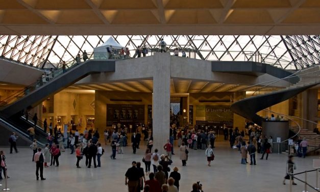 Wie groß ist der Louvre